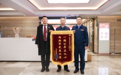 瀛和李志军、李晓鹏律师为解放军某部提供服务获赠锦旗